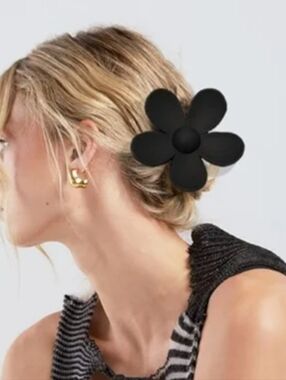 3 FOR $15  💕 Flower Matte Strong Hold Claw Clip Fashionable Hair Accessories